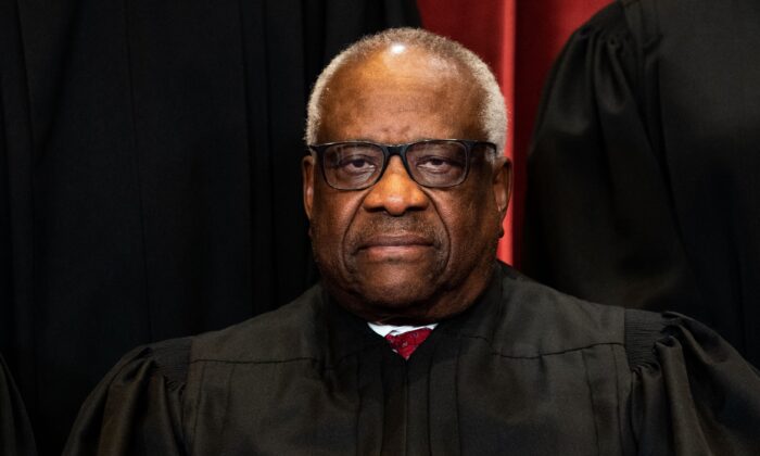 El juez Clarence Thomas durante una seción de fotografía del grupo de jueces de la Corte Suprema de EE. UU. en Washington el 23 de abril de 2021. (Erin Schaff/Pool/AFP vía Getty Images)