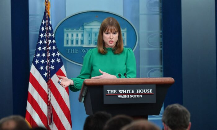La directora de comunicaciones de la Casa Blanca, Kate Bedingfield, habla durante una sesión informativa en la Sala de Prensa James S. Brady de la Casa Blanca, en Washington, el 30 de marzo de 2022. (Nicholas Kamm/AFP vía Getty Images)