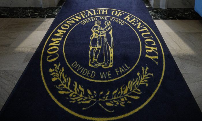 Un emblema de la Cámara de Representantes del Estado de Kentucky en Frankfort, Ky., el 13 de abril de 2018. (Bill Pugliano/Getty Images)