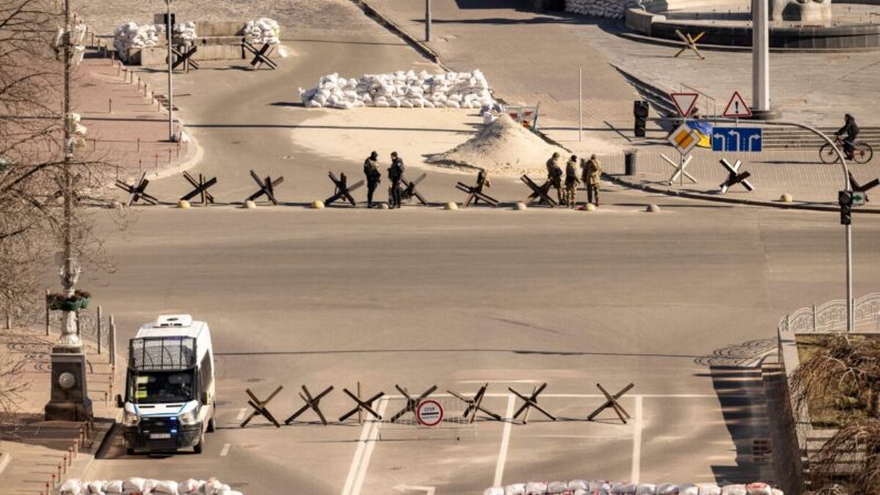 Militares ucranianos hacen guardia en un punto de control militar en Kiev, Ucrania, el 15 de marzo de 2022. (Fadel Senna/AFP vía Getty Images)