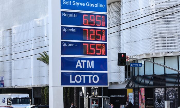 Los precios de la gasolina se muestran en una estación de Mobil frente al Beverly Center en Los Ángeles, California, el 7 de marzo de 2022. (Mario Tama/Getty Images)
