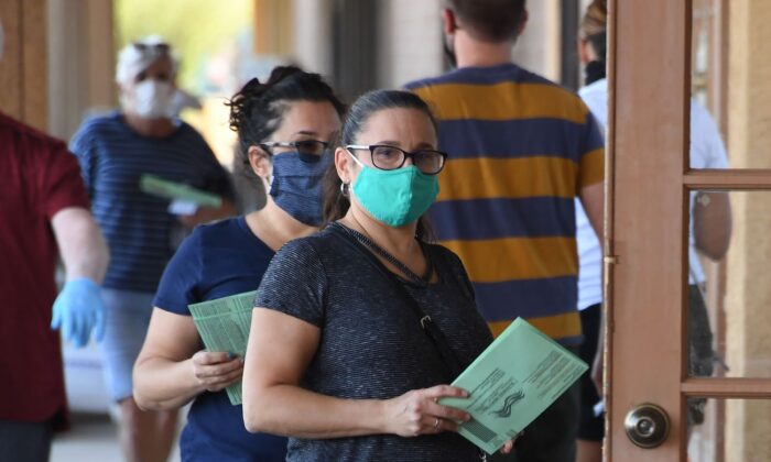 La gente espera en la fila para entregar las boletas de voto por correo en una foto de archivo. (Robyn Beck/AFP a través de Getty Images)