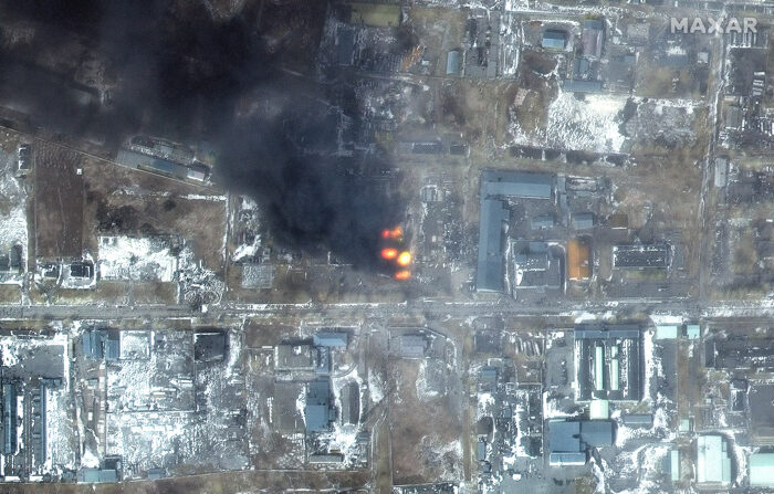 Imagen de satélite proporcionada por Maxar Technologies que muestra edificios dañados por los bombardeos en la ciudad de Mariupol, Ucrania. (EFE/EPA/Maxar Technologies)