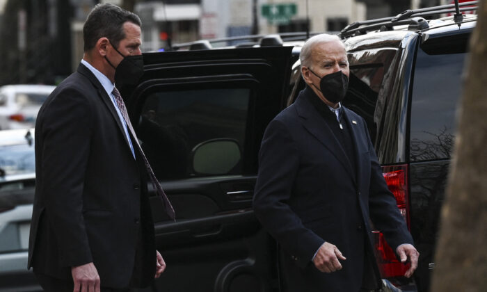 El presidente de Estados Unidos, Joe Biden, sale de la Iglesia de la Santísima Trinidad en Washington el 27 de marzo de 2022. (Roberto Schmidt/AFP vía Getty Images)