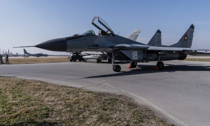 Un caza MiG-29 operado por la Fuerza Aérea Búlgara en Graf Ignatievo, Bulgaria, el 17 de febrero de 2022. (Hristo Rusev/Getty Images)