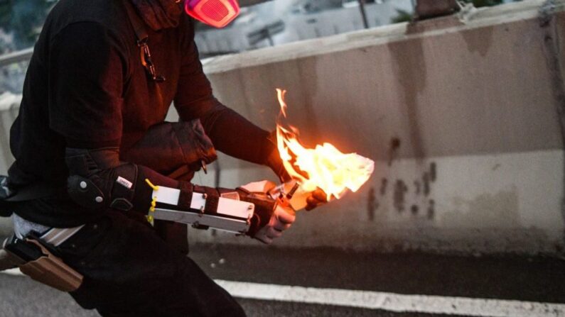 Foto de archivo de un hombre con una bomba molotov encendida. (Anthony Wallace/AFP/Getty Images)