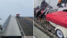 Impresionante video en que un motociclista se salva de caer de puente levadizo