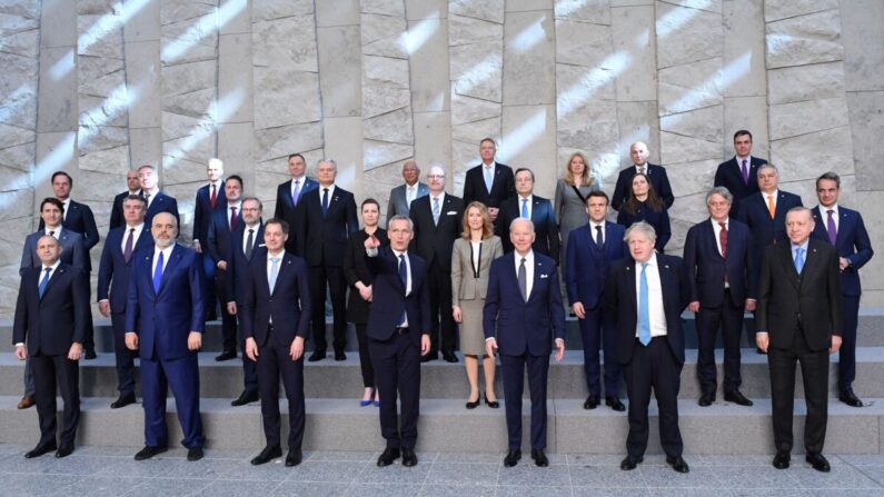 (Frente desde la derecha) El presidente de Turquía, Recep Tayyip Erdogan, el primer ministro de Reino Unido, Boris Johnson, el presidente Joe Biden, el secretario general de la OTAN, Jens Stoltenberg, el primer ministro de Bélgica, Alexander De Croo, con los líderes de la alianza militar encabezada por Estados Unidos, posan para una foto en la sede de la OTAN, en Bruselas, el 24 de marzo de 2022. (John Thys/AFP vía Getty Images)