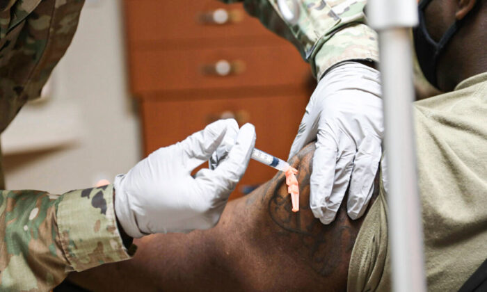 Un miembro de la Marina recibe una vacuna contra COVID-19 en la Guarnición Humphreys del Ejército de los Estados Unidos, Corea del Sur, el 29 de diciembre de 2020. (Foto del Ejército de los Estados Unidos por Spc. Erin Conway)