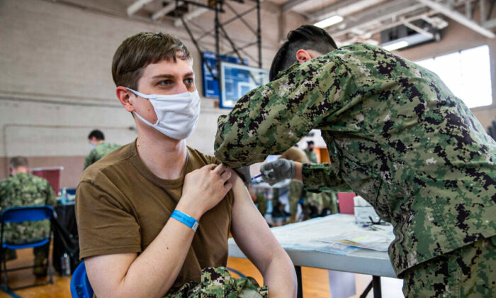 Un miembro de la Marina recibe una vacuna contra COVID-19 en la Estación Naval de Norfolk en Norfolk, Virginia, en una imagen de archivo. (Marina de EE. UU./especialista en comunicación de prensa, marinero Jackson Adkins a través de The Epoch Times)