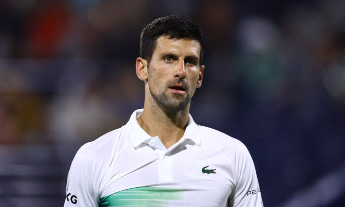 Novak Djokovic, de Serbia, en el estadio de tenis Dubai Duty Free en Dubai, Emiratos Árabes Unidos, el 21 de febrero de 2022. (Francois Nel/Getty Images)

