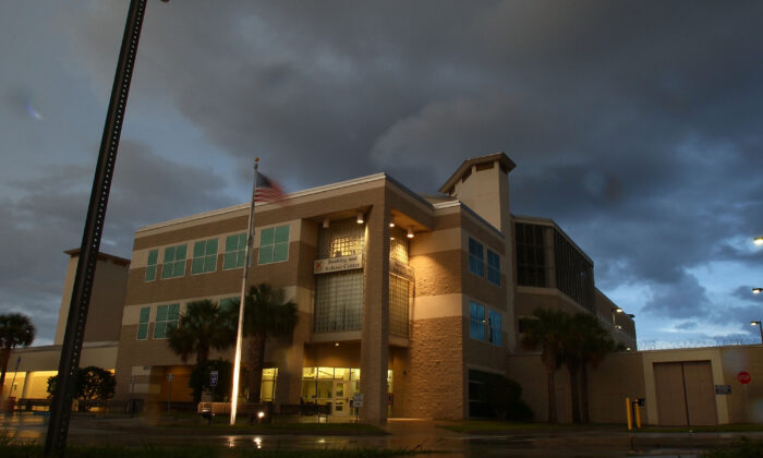 Nubes de tormenta pasan por encima del Centro de Arresto y Liberación en la Cárcel del Condado de Orange en Orlando, Florida, el 16 de julio de 2011. (Mark Wilson/Getty Images)