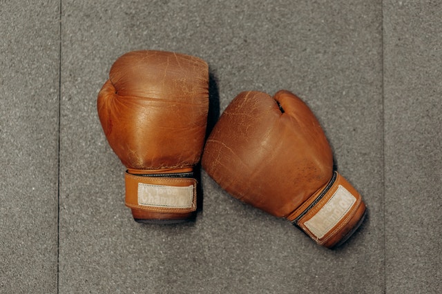 Imagen de archivo de unos guantes de box. (Mikhail Nilov/Pexels)