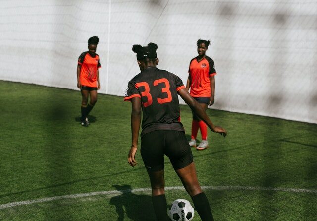 Mujeres jugando al fútbol (RF._.studio en Pexels)
