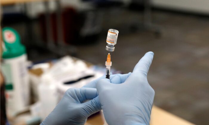 Una enfermera prepara la vacuna COVID-19 de Pfizer en Southfield, Michigan, el 5 de noviembre de 2021. (Jeff Kowalsky/AFP a través de Getty Images)