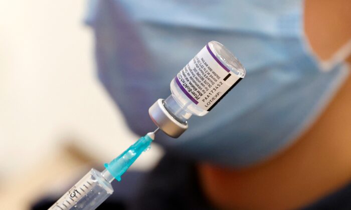 Un médico prepara una dosis de la vacuna contra COVID-19 de Pfizer-BioNTech en Israel el 5 de enero de 2022. (Jack Guez/AFP a través de Getty Images)