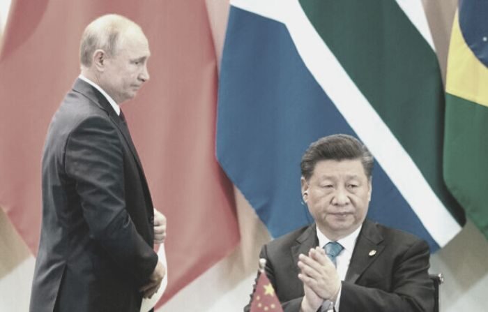 El líder chino, Xi Jinping (Der.), y el presidente de Rusia, Vladimir Putin, asisten a una reunión con miembros del Consejo Empresarial y la gerencia del Nuevo Banco de Desarrollo durante la Cumbre BRICS en Brasilia, el 14 de noviembre de 2019. (Pavel Golovkin/POOL/AFP a través de Getty Images)