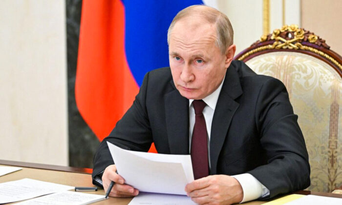 El presidente de Rusia, Vladimir Putin, preside una reunión sobre temas económicos en Moscú, el 17 de febrero de 2022. (Alexey Nikolsky/Sputnik/AFP vía Getty Images)