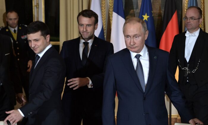 (De izquierda a derecha) El presidente ucraniano Volodymyr Zelensky, el presidente francés Emmanuel Macron y el presidente ruso Vladimir Putin llegan a una reunión sobre Ucrania con el canciller alemán en el Palacio del Elíseo, en París, el 9 de diciembre de 2019. (Alexey Nikolsky/Sputnik/AFP a través de Getty Images)
