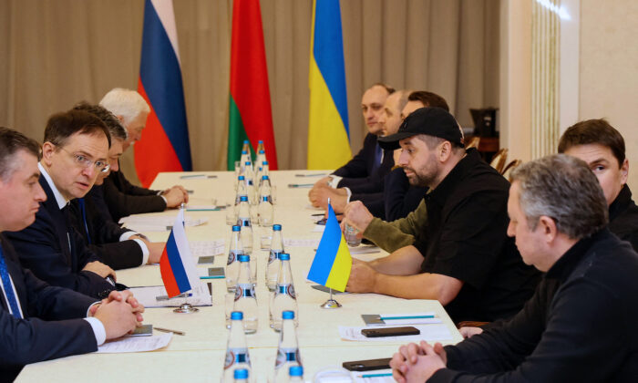 Denis Kireev, miembro de la delegación ucraniana (derecha, al fondo de la mesa) con otros miembros de las delegaciones de Ucrania y Rusia, asiste a conversaciones en la región de Gomel, Bielorrusia, el 28 de febrero de 2022. (Sergei Kholodilin/BELTA/AFP vía Getty Images)

