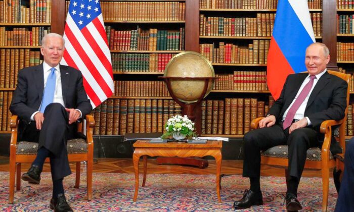 El presidente de Estados Unidos, Joe Biden (izq.), se reúne con el presidente ruso, Vladimir Putin, en la Villa la Grange, en Ginebra, el 16 de junio de 2021. (Getty Images)