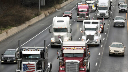 Vehículos del convoy liderado por camioneros recorren Washington, D.C.