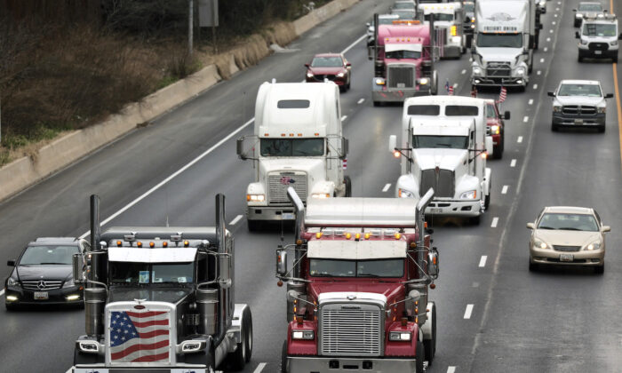 Camiones en el Convoy del Pueblo, en Capitol Beltway, en Bethesda, Maryland, el 7 de marzo de 2022. (Kevin Dietsch/Getty Images)
