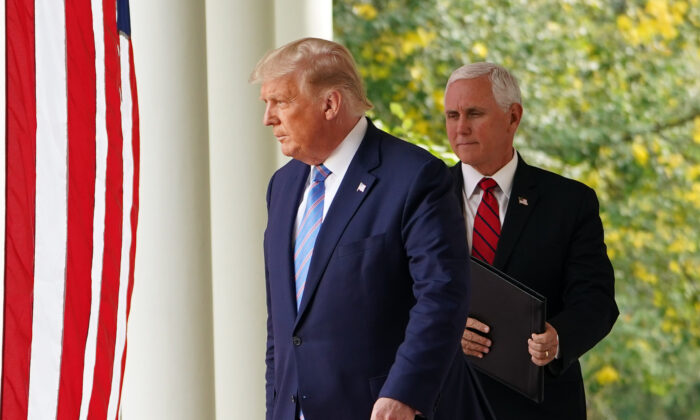 El presidente Donald Trump y el vicepresidente estadounidense, Mike Pence, llegan para hablar sobre las pruebas de COVID-19 en el Jardín de las Rosas de la Casa Blanca, en Washington, el 28 de septiembre de 2020. (Mandel Ngan/AFP vía Getty Images)
