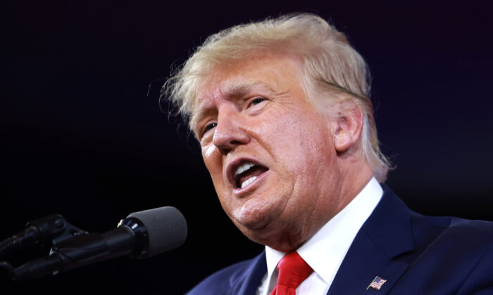 El expresidente Donald Trump habla durante una conferencia en Orlando, Florida, el 26 de febrero de 2022. (Joe Raedle/Getty Images)
