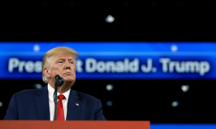 El expresidente Donald Trump habla durante un mitin en Orlando, Florida, el 26 de febrero de 2022. (Joe Raedle/Getty Images)
