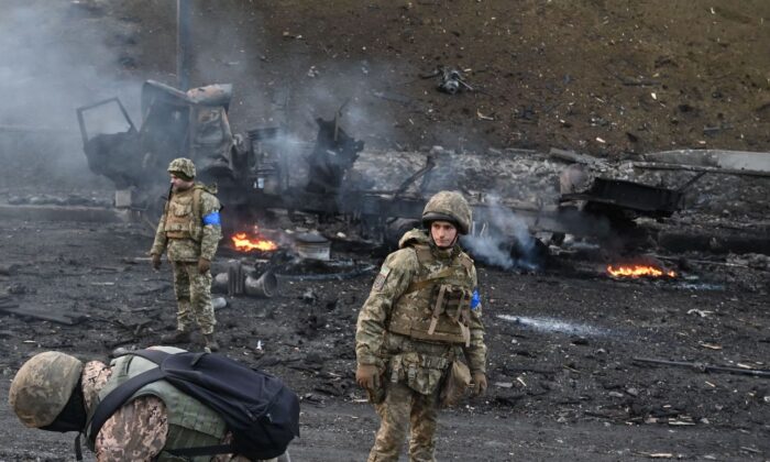 Miembros del servicio ucraniano en Kiev, la capital ucraniana, en la mañana del 26 de febrero de 2022. (Sergei Supinksy/AFP vía Getty Images)
