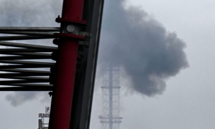 Humo elevándose sobre Kiev después de un ataque con misiles contra la torre de televisión de la capital ucraniana en Kiev, Ucrania, el 1 de marzo de 2022. (Aris Messinis/AFP a través de Getty Images)
