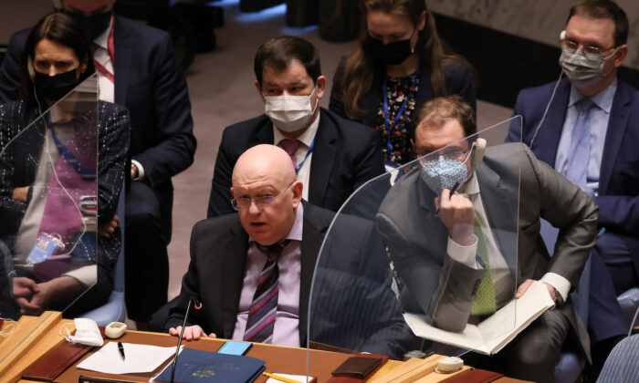 El embajador Vasily Nebenzia, representante permanente de la Federación Rusa ante las Naciones Unidas, habla durante una reunión del Consejo de Seguridad de la ONU para discutir la crisis humanitaria en Ucrania en la sede de la ONU en Nueva York el 7 de marzo de 2022. (Michael M. Santiago/Getty Images)