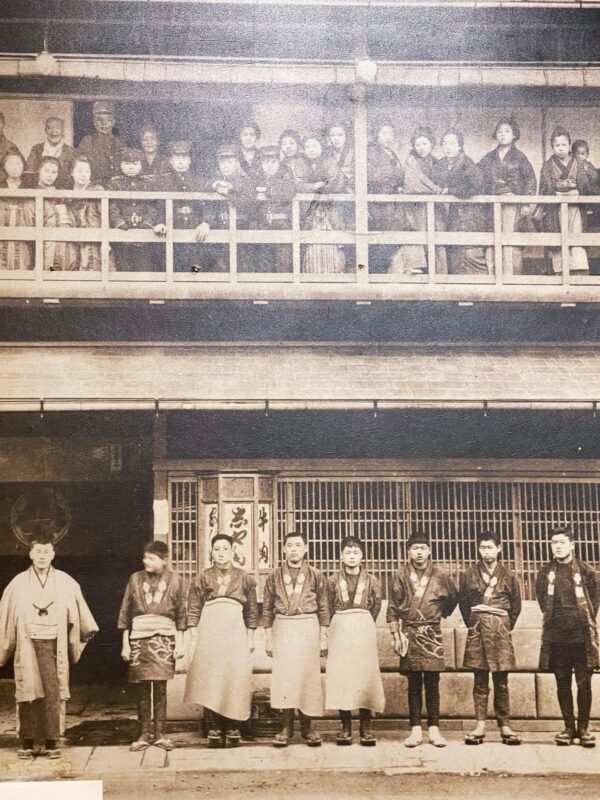 Una foto de 1904 de las manos de Imaasa en el restaurante. (Melissa Uchiyama)
