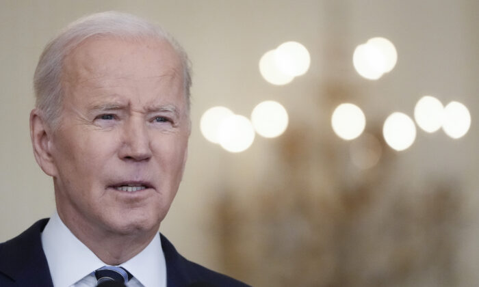 El presidente de EE. UU., Joe Biden, pronuncia declaraciones sobre la invasión rusa a Ucrania en Washington, el 24 de febrero de 2022. (Drew Angerer/Getty Images)
