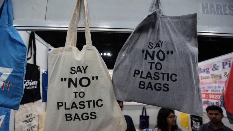 Nueva Jersey (EE.UU.) se prepara para poner en marcha el próximo 4 de mayo la ley para reducir el uso de bolsas plásticas en las tiendas y empresas de alimentos así como los productos de espuma de poliestireno, uniéndose así a otros nueve estados que ya han aprobado leyes similares. Archivo/EFE/ Divyakant Solanki