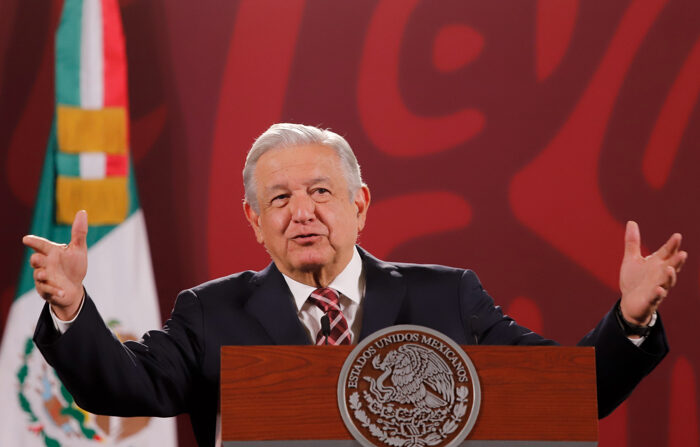 El presidente de México, Andrés Manuel López Obrador, habla durante su conferencia de prensa matutina, el 25 de abril de 2022, en el Palacio Nacional de la Ciudad de México (México). EFE/Isaac Esquivel