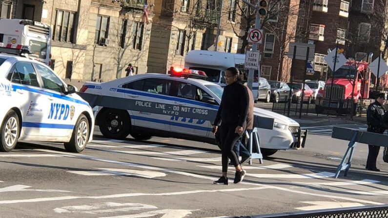 Una persona camina frente a un retén policial en una calle vacía de El Bronx (EE.UU.), imagen de archivo. EFE/Ruth E. Hernández