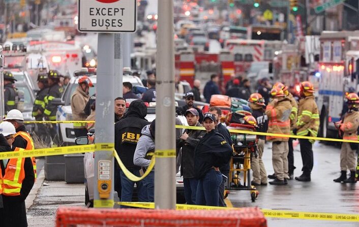Funcionarios del Departamento de Policía y Bomberos de la ciudad de Nueva York en la escena de un tiroteo múltiple reportado en una estación del Metro, este 12 de abril de 2022. (EFE/EPA/Justin Lane)
