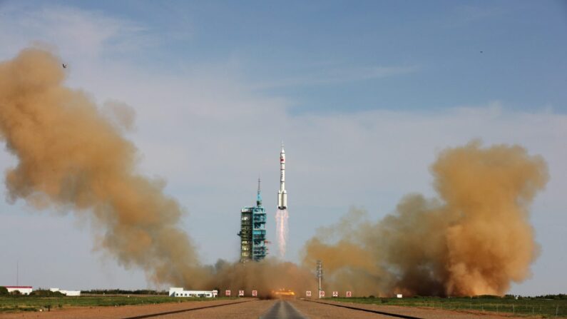 El cohete Long March-2F que transporta la nave espacial tripulada china Shenzhou-10 despega de su plataforma de lanzamiento en el Centro de Lanzamiento de Satélites de Jiuquan el 11 de junio de 2013 en Jiuquan, provincia china de Gansu. Los vuelos espaciales tripulados han sido la cara pública del impulso de China hacia el espacio, que también ha incluido esfuerzos secretos para construir armas antisatélite. (ChinaFotoPress/Getty Images) 