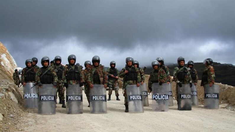 Un grupo de policías resguarda una zona minera peruana, en una fotografía de archivo. EFE/Kiara Lozano