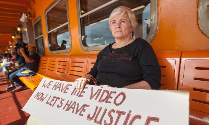 Karen Hofmann, de 71 años, toma un ferry para ir a una manifestación en Staten Island, Nueva York, el 23 de agosto de 2014, en favor de Eric Garner, que murió tras ser asfixiado por un policía. (Petr Svab/The Epoch Times)