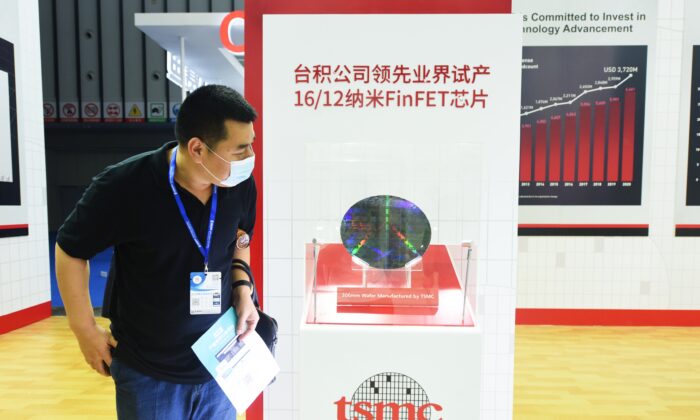 Un visitante observa un stand de la empresa de chips, Taiwan Semiconductor Manufacturing Company Limited (TSMC), durante la Conferencia Mundial de Semiconductores 2021, en Nanjing, provincia de Jiangsu, China, el 9 de junio de 2021. (Long Wei/VCG a través de Getty Images)
