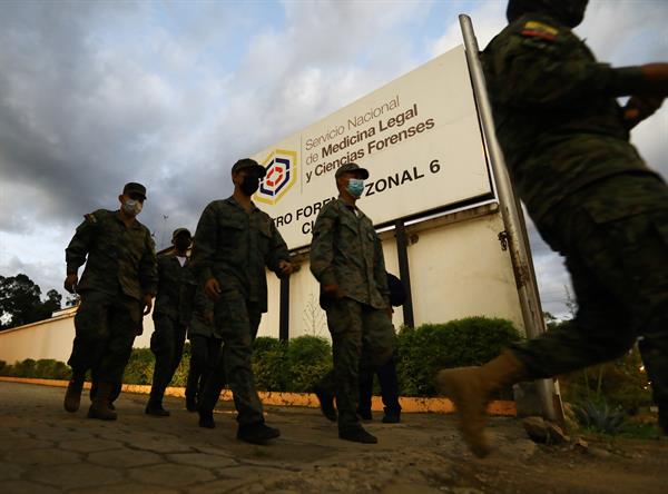 Militares ecuatorianos resguardan los exteriores del centro forense en la ciudad de Cuenca (Ecuador), el 4 de abril de 2022. EFE/Robert Puglla
