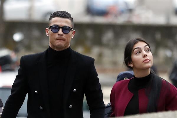 Cristiano Ronaldo junto a su pareja Georgina Rodríguez, en una imagen de archivo. EFE/Javier Lizón
