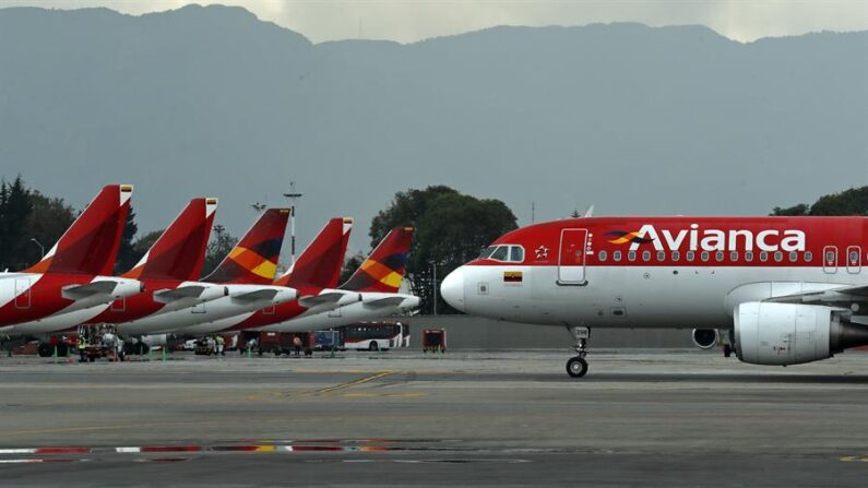 Un avión de la aerolínea Avianca aterriza en el aeropuerto El Dorado de Bogotá (Colombia), en una fotografía de archivo. EFE/ Mauricio Dueñas Castañeda