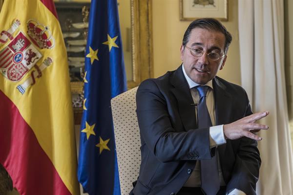  El ministro de Exteriores de España, José Manuel Albares, posa este viernes en la embajada de España en Roma. EFE/Antonello Nusca

