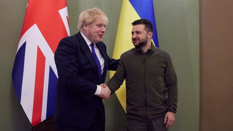 Imagen cedida del presidente ucraniano Volodomír Zelenski (d) y el primer ministro Boris Johnson (i). EFE/EPA/TELEGRAM/V_Zelenskiy_official