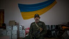 «Comandante» venezolano lidera voluntarios que reparten ayuda humanitaria en Rozhivka