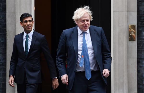 Boris Johnson (d) y Rishi Sunak (i), en una imagen de archivo. EFE/EPA/ANDY RAIN
